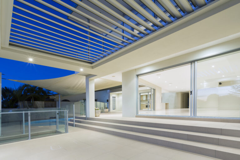 outdoor entertaining with louvred roofs Image