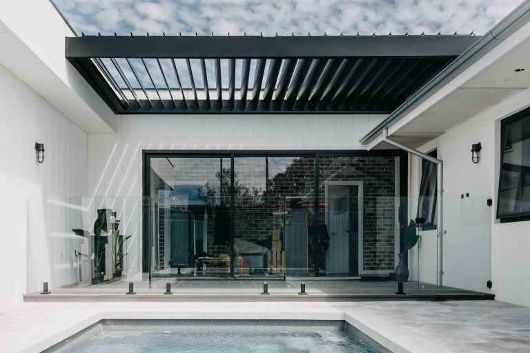 Adjustable Louvred Roof Image